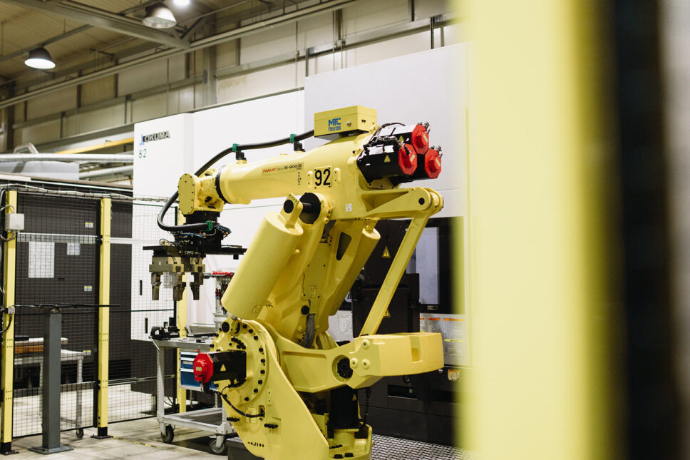 Keltainen teollisuusrobotti