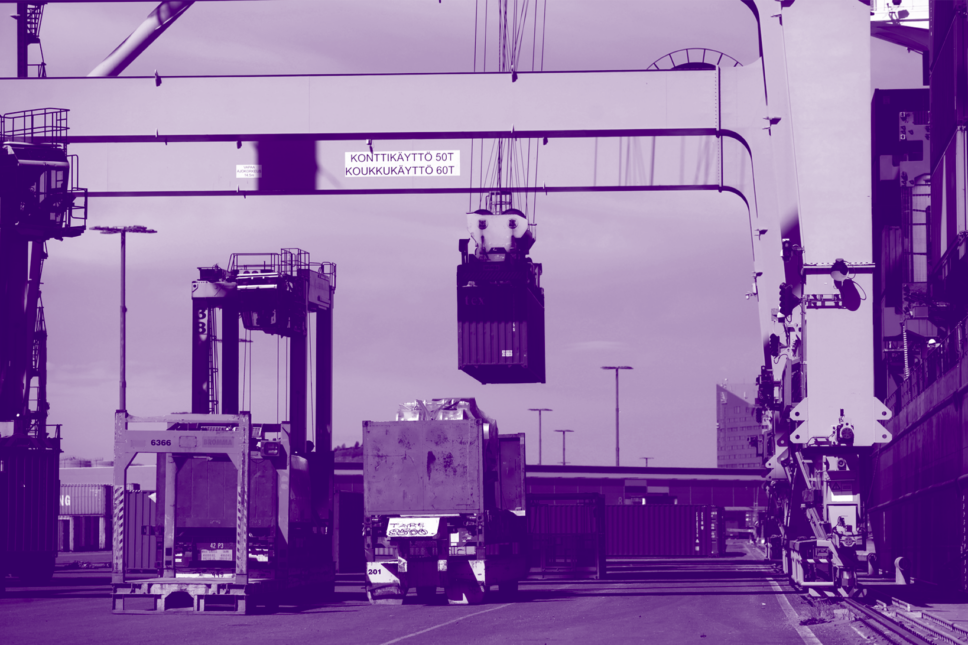 Kiertotalous lisää resilienssiä, kuvassa konttia nostetaan Vuosaaren satamassa