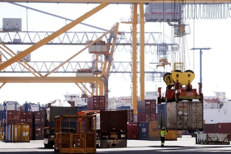 Resiliessiä yhteiskuntaan. Kuvassa Vuosaaren satama