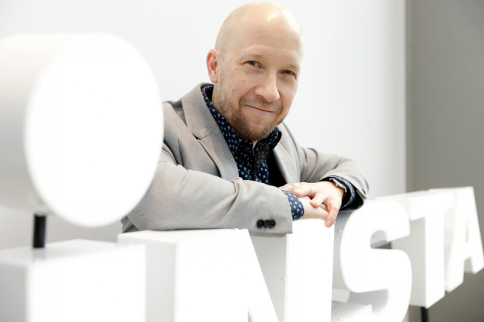 Mies nojaa Insta-nimikylttiin.