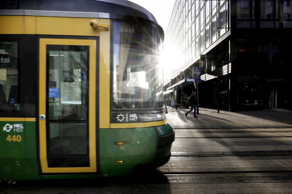 Raitiovanun etuosa, taustalla olevasta rakennukssta heijastuu kirkas aurinko
